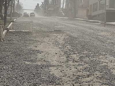 Պատուհանը բացում ես ու թոզից խեղդվում, ցեխոտ լվացք են հավաքում. Վանաձորի բնակիչը՝ Աղայան փողոցի անմխիթար վիճակի մասին