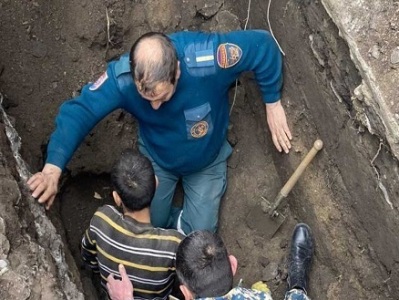 Գյումրի «Արաքս» հյուրանոցի մոտ պատ է փլուզվել․ աշխատակիցն արգելափակվել է փոսում