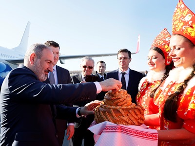 Փաշինյանն այցելել է Նիժնի Նովգորոդի հայկական եկեղեցի, հանդիպել հայ համայնքի հետ, պատասխանել ԼՂ մասին հարցերին