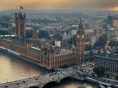 Великобритания ввела санкции против российской икры и серебра