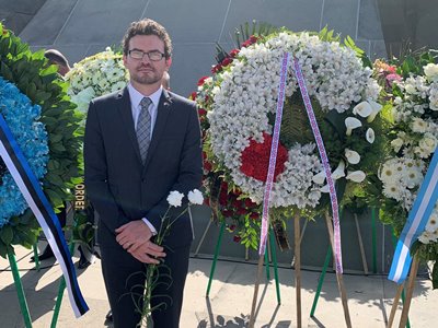 UK Ambassador lays wreath in Armenian Genocide memorial