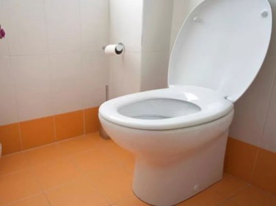Հրշեջները զուգարանից դուրս են բերել հեռախոսի հետեւից այնտեղ ընկած կնոջը
