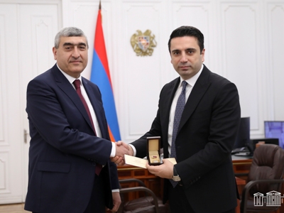 Ալեն Սիմոնյանը ՀՀ ԱԺ նախագահի հուշամեդալով է պարգեւատրել ԱԺ պատգամավոր Շիրակ Թորոսյանին