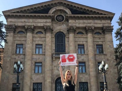 «STOP Նիկոլ»․ ՀՀԿ-ական երիտասարդների ակցիան՝ ԱԺ-ի դիմաց