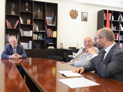 Վահրամ Դումանյանն ընդունել է Գ. Սունդուկյանի անվան ազգային ակադեմիական թատրոնի ղեկավարներին