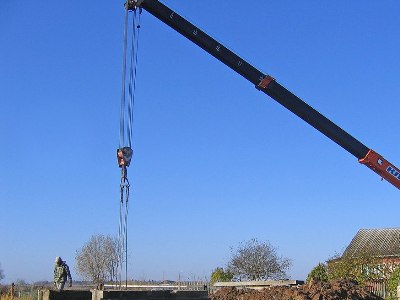 В Ереване опрокинулся подъемный кран