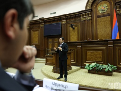 Քաղաքացու օրվան ընդառաջ ԱԺ նախագահ Ալեն Սիմոնյանը հանդիպել է մարզերի աշակերտներին