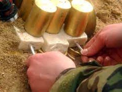 AP: На полигоне в Косово украинок учат обезвреживать взрывчатку