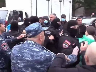 168.am: Подозрительные люди в полицейской форме и масках на улицах Еревана