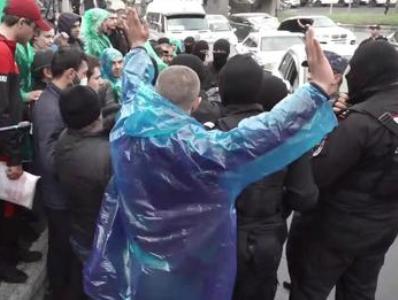 Police: 3 dozen intersections in Yerevan were closed off by citizens since morning