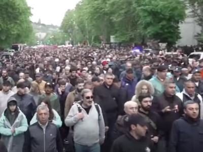Участники Движения сопротивления проводят шествие в центре Еревана