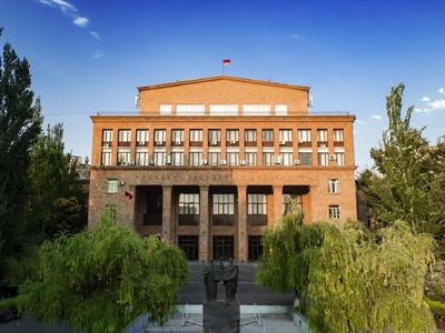 Не времена «бархатной революции»: Главный вуз Армении закрыл двери перед молодыми оппозиционерами