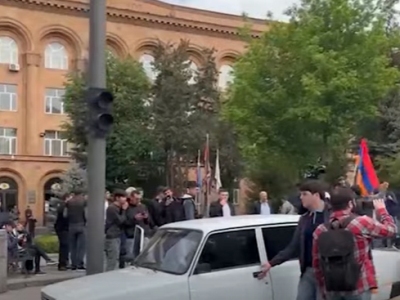 Группа студентов Политехнического университета Армении перекрыла прилегающий к зданию вуза участок улицы