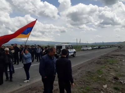 Граждане с требованием отставки Пашиняна на время перекрыли трассу Гюмри-Ереван