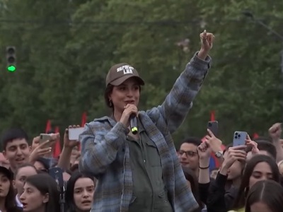 Opposition rally in central Yerevan starts with Sirusho's performance