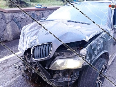 Աշտարակի կամարի մոտ 26-ամյա վարորդը BMW X5-ով բախվել է քարե պարսպին և շրջվել