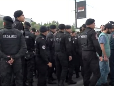 Полиция Армении подвергла приводу перекрывших Киевский мост бетономешалками протестующих