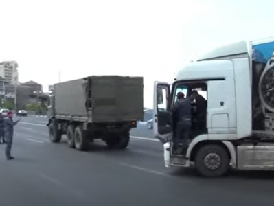 Сторонники оппозиции большегрузными автомобилями перекрыли мост Победы в Ереване