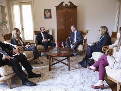 Արարատ Միրզոյանը հանդիպել է ԱՄՆ Ազգային ժողովրդավարության ինստիտուտի նախագահ Դերեկ Միտչելի հետ