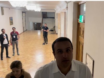 Միջադեպ ԱԺ-ում. ՔՊ-ական Հայկ Սարգսյանը խլեց լրագրող Սյուզի Բադոյանի հեռախոսը