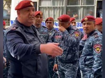 «Ուղղակի տղայական մթնոլորտ է». հատուկ գումարտակի ոստիկանները փողոցում «արտագնա» ժողով են գումարել