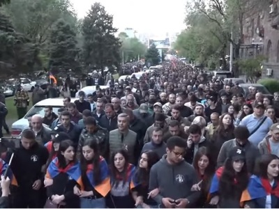 Участники митинга Движения сопротивления проводят шествие
