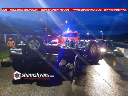 Toyota-ն Հրազդանի ոստիկանության շենքի մոտ բախվել է բետոնե արգելապատնեշներին և կողաշրջվել. կա վիրավոր