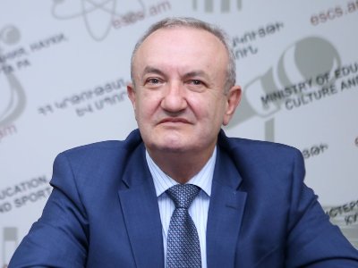 Ձեր կերտած անզուգական կերպարները հարստացնում են մեր բեմարվեստի պատմությունը. Դումանյանը շնորհավորել է Գուժ Մանուկյանին