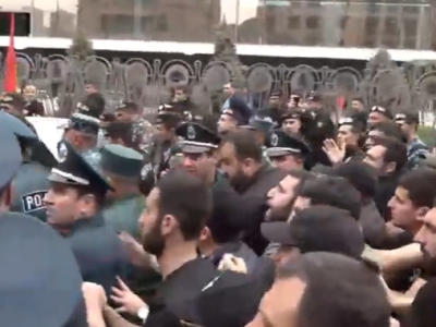 Обстановка во время шествия в Ереване накалилась: В сторону полицейских бросили бутылку
