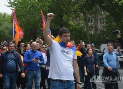 Խուզարկության պատրվակով մտել են ՀՀԿ-ական Հենրիխ Դանիելյանի բնակարան եւ տարել անհայտ ուղղությամբ. փաստաբան