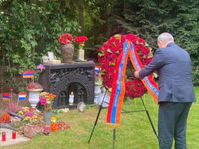 Armenia PM lays wreath to cross-stone in memory of Armenian Genocide in Netherlands