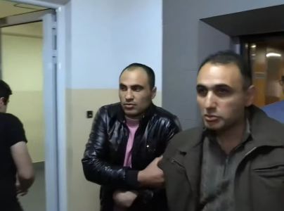 «Սա առեւանգում է». խուզարկություն` Ավետիք Չալաբյանի բնակարանում. ոստիկանները բերման ենթարկեցին նրան