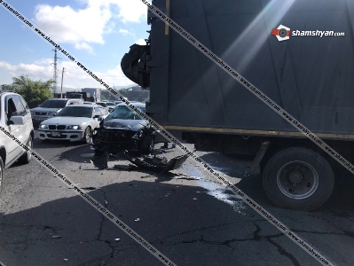 Կոտայքի մարզում բախվել են Nissan-ն ու КамАЗ-ը, կան վիրավորները
