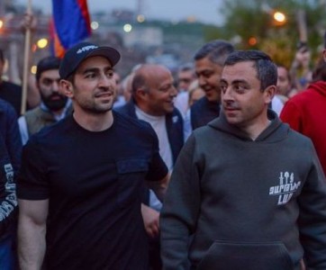 «Հրապարակ». Լևոն Քոչարյանի ընկերները բողոքի ցույցերը սկսվելուն պես Մոսկվայից Երևան են ժամանել