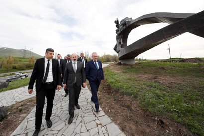 Փաշինյանը ծանոթացել է «Անվերջության ժապավեն» և «Արձագանք» արձանների վերականգնման և տարածքների բարեկարգման աշխատանքներին