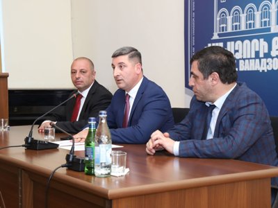 Գնել Սանոսյանը ներկայացրել է Վանաձոր համայնքի ղեկավարի պաշտոնակատար Արկադի Փելեշյանին