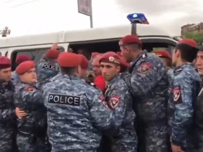 Вардеванян: Усилиями полиции автомобили активистов повреждены, из салонов могли пропасть предметы и деньги
