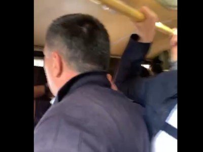 В Ереване водитель полицейского автобуса открыл двери: подвергнутые приводу граждане покинули его