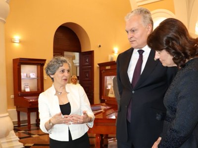 Президент Литвы в Матенадаране ознакомился со средневековой армянской библиографией
