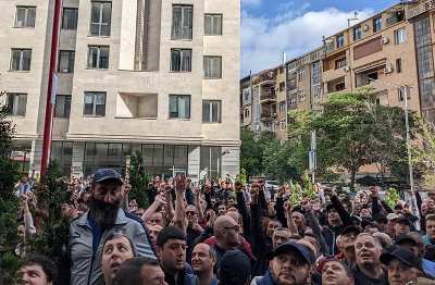 В Ереване протестующие против Никола Пашиняна и его команды граждане все еще блокируют здание МИД