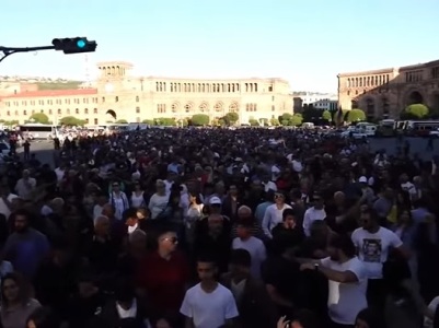 Resistance movement ends its protest outside government building