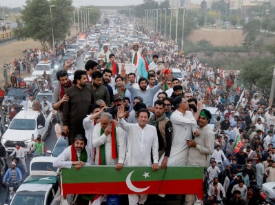 Former Pakistani PM holds truck-mounted protest, furiously urging supporters to action