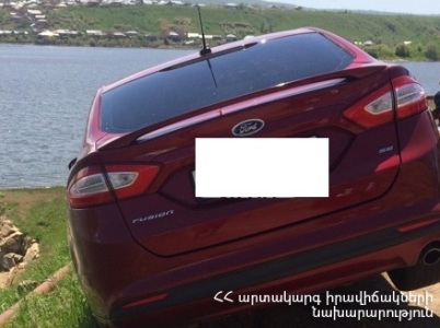 «Ford» մակնիշի ավտոմեքենան դուրս է եկել ճանապարհի երթևեկելի հատվածից և թեքվել դեպի ջրամբարը