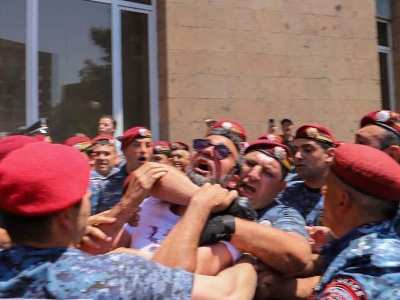 «Երբ մի օր ձեր զորամասերում, ձեզ շարեն և ուղարկեն պատերազմ` կհիշեք, որ ընդդիմությունը ճիշտ էր»․ Արտակ Զաքարյան