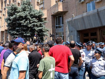 Ինչո՞ւ կառավարության 3–րդ մասնաշենքում աշխատող չորս նախարարներն այդպես էլ չհանդիպեցին պատգամավորների հետ