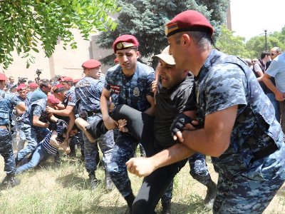 В Ереване полиция подвергла приводу по подозрению в хулиганстве 111 участников акции протеста