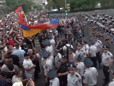 Yerevan protesters approach Pashinyan's residence