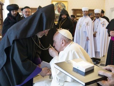 Папа Римский принял армянских священнослужителей и поцеловал священный медальон ААЦ