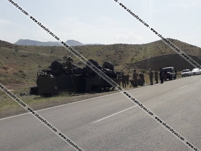 В Армении опрокинулся перевозивший солдат армейский грузовик