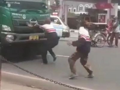 В Индонезии подростки бросаются под колеса машин из-за TikTok-челленджа